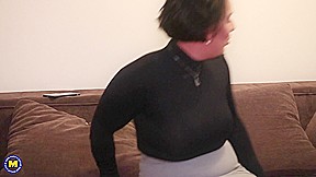 Curvy Mom Aisha Is Playing With Her Wet Shaved Pussy – MatureNl